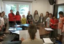 Alumnes de cant coral de l'Escola de Música de Santpedor cantant a Ràdio Santpedor